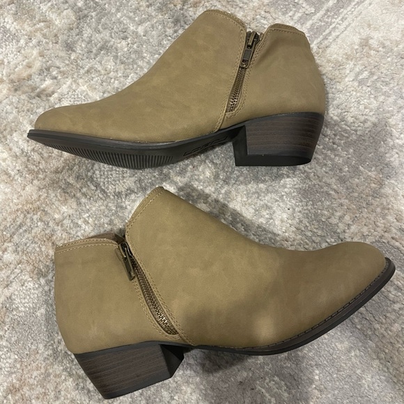 Jbu Women's Triumph Boots Taupe Color Side Zip- JB17TRI54 Size 8.5M - Picture 1 of 13